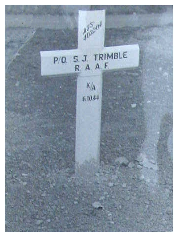 Erstes Grabkreuz aus weiß lackiertem Stahlblech von Trimble