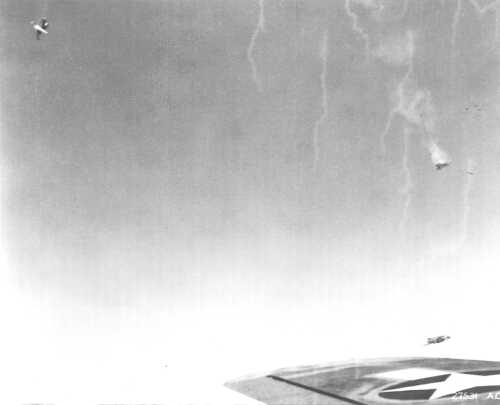 Ein B-17 Bomber explodiert in der Luft.