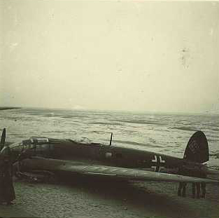 Das Flugzeug liegt am Strand von Duhnen.