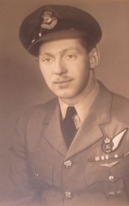 Portrait von F/Sgt. James Robert Crisp.