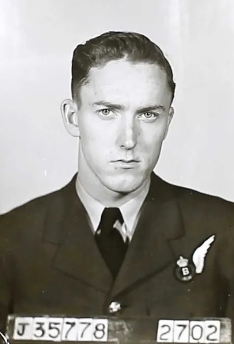 Portrait von F/O. Donald George Smith.