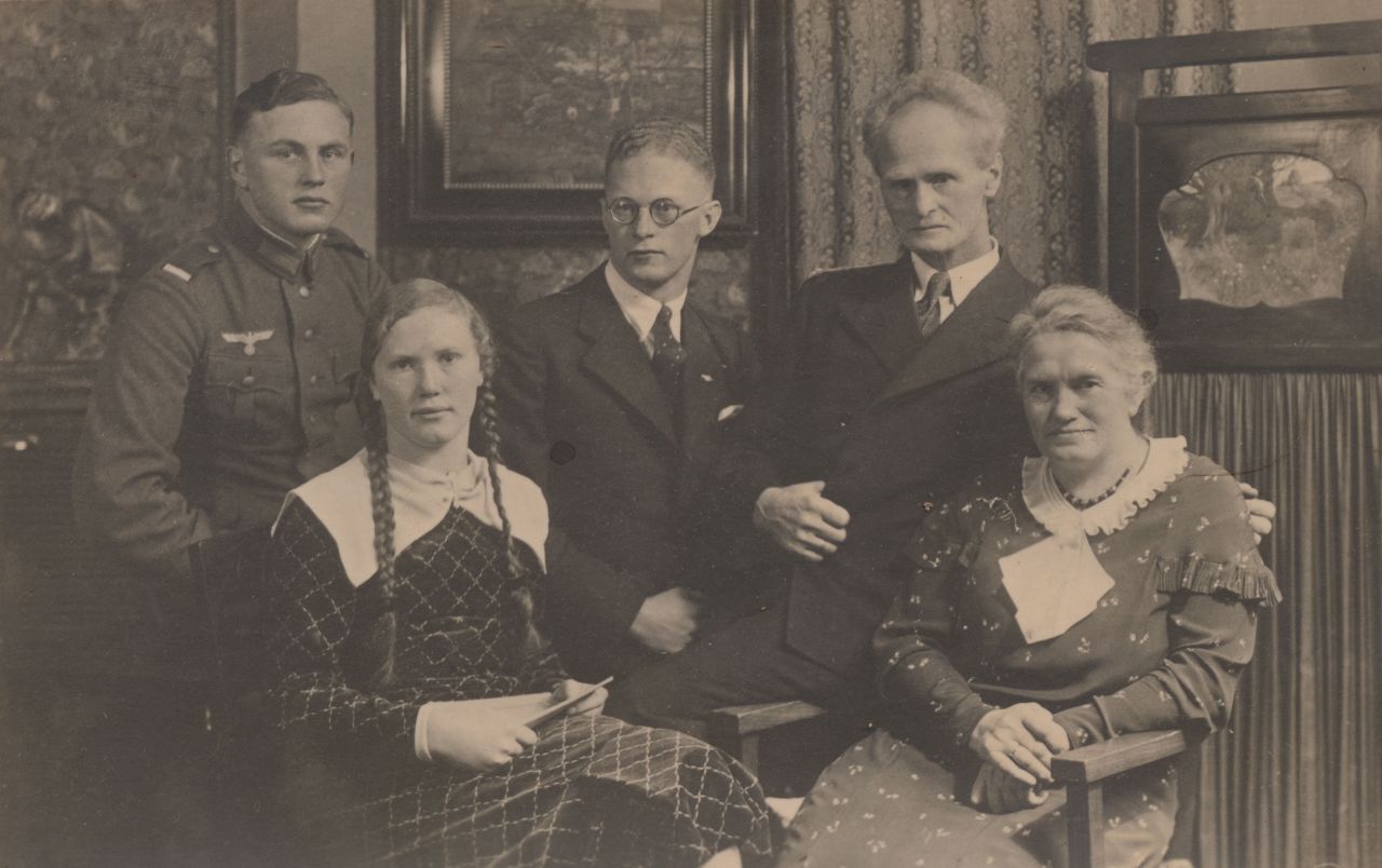 Gruppenfoto mit Schäffler und seiner Familie.