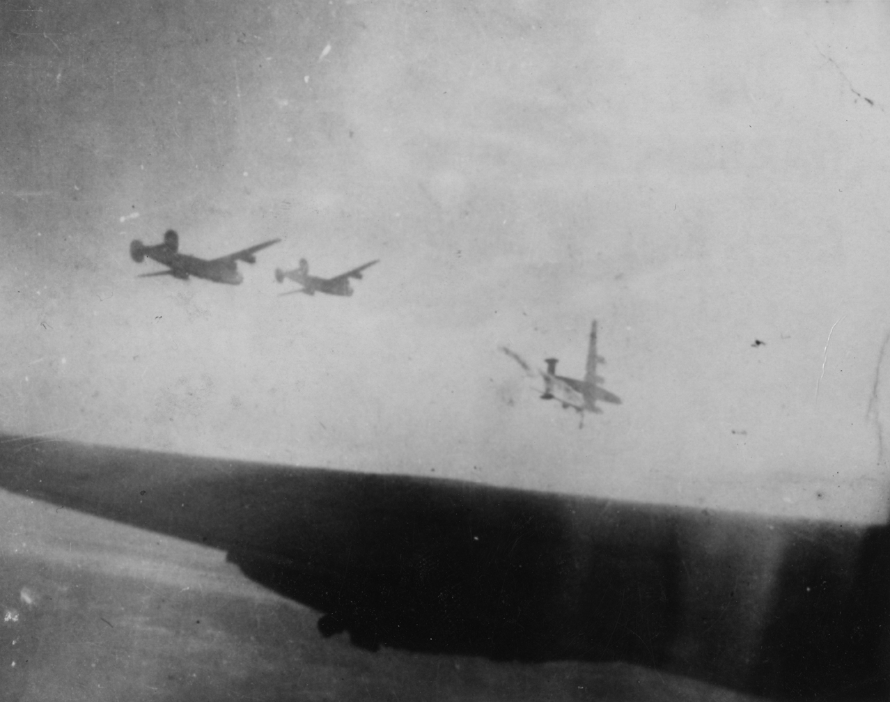 Die B-24 in der Luft als die Tragfläche abbricht.