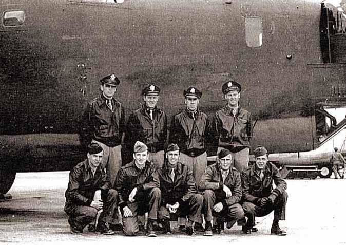 Gruppenbild der gesamten Besatzung vor einem B-14 Bomber.