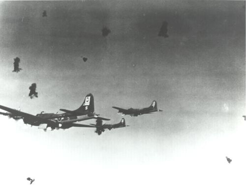 Die Bombergruppe über Bremen, Flakgranaten explodieren neben den Flugzeugen.
