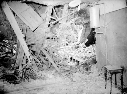 Bombentreffer. Einblick in das zerstörte Innere des Hauses.