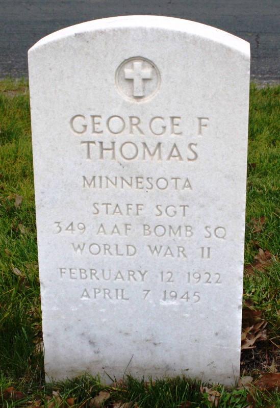 Der weiße Grabstein von Thomas auf einem Militärfriedhof