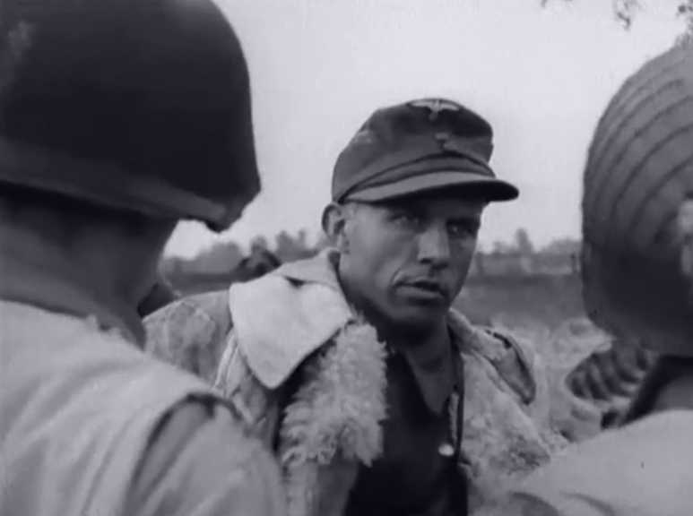 Wolfgang Wetzling in Uniform verhandelt 1945 mit amerikanischen Soldaten.